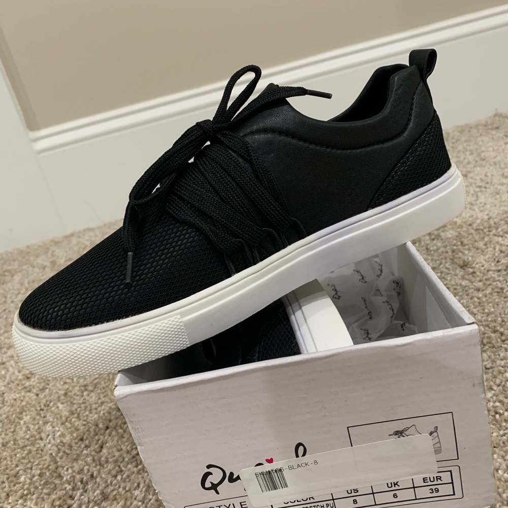Tennis shoes